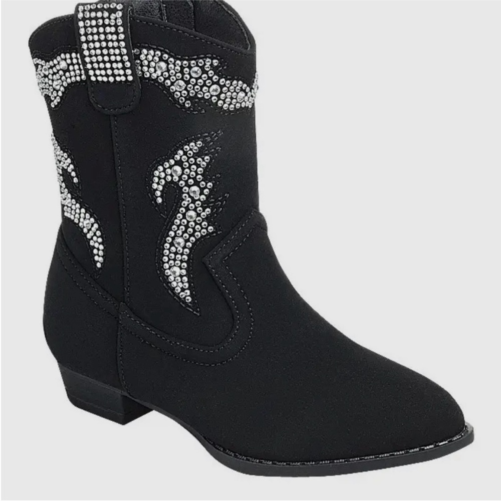 15 pairs of girls boots